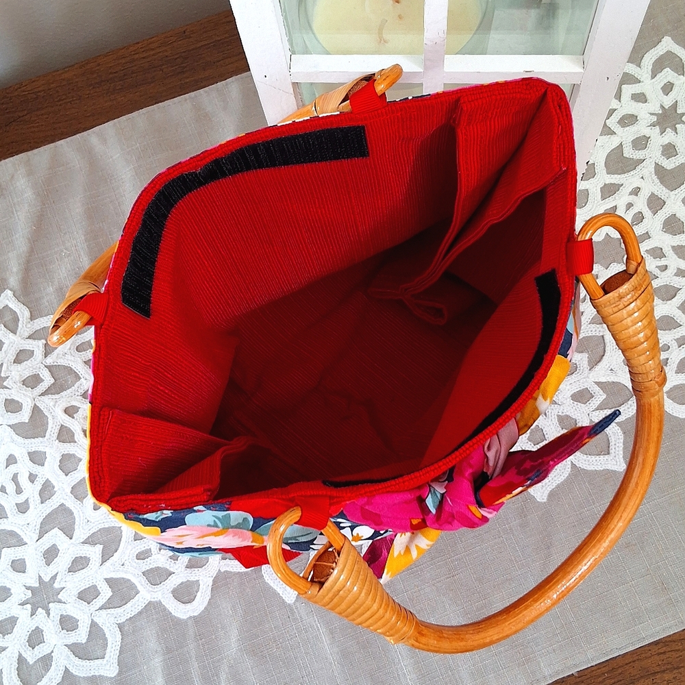 Red Flowered Wooden Handle Purse - Picture 6 of 7